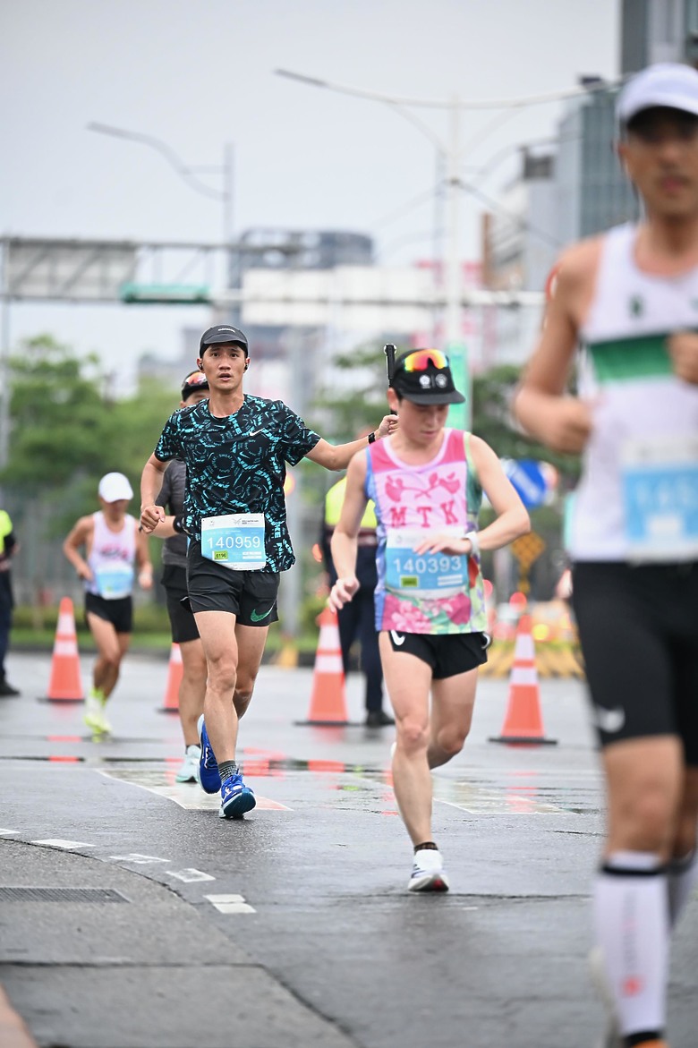 點我看大圖 (映像運動-EP.2世壯運21k路跑篇) 享受一場業餘運動愛好者最接近亞奧運世界規格的半馬,開心破2吧!feat. Garmin Descent MK3i