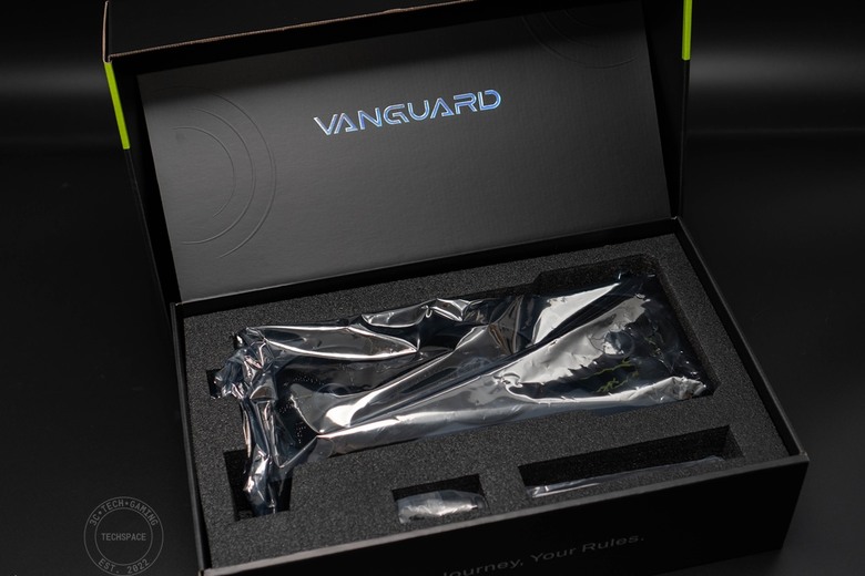 MSI GeForce RTX 5070 Ti 16G VANGUARD SOC 顯示卡開箱評測 | 太空船強大渦輪靈感設計、碳纖維裝飾未來感十足