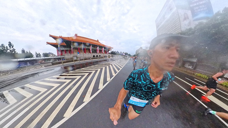 點我看大圖 (映像運動-EP.2世壯運21k路跑篇) 享受一場業餘運動愛好者最接近亞奧運世界規格的半馬,開心破2吧!feat. Garmin Descent MK3i