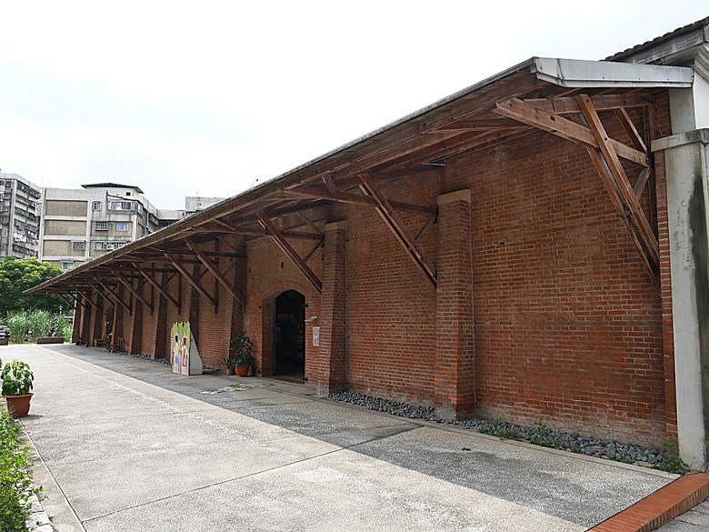 臺北製糖所文化園區、萬華林宅｜星巴克 艋舺門市、仁濟療養院、萬華故事館、青年公園游泳池、金義合行、艋舺集義宮、艋舺洪氏祖厝、萬華國中活動中心、雙園國小健康樓、五〇年代首批整建住宅 — 臺北市區小旅行之南艋舺半日散策