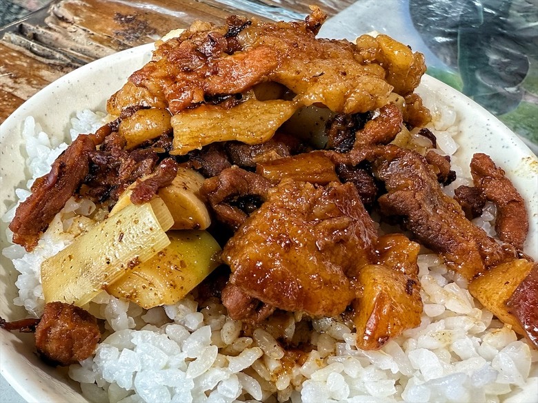 竹筍滷肉飯、竹筍肉燥飯好吃,竹筍脆又甜,還有許多竹筍料理可選擇