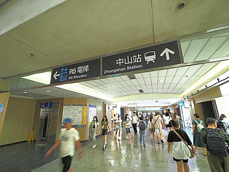台北當代藝術館、日星鑄字行、日新國民小學紅樓、建成變電所 、陳德星堂、大稻埕圓環防空蓄水池、寧夏夜市、下奎府町郵便局、Bistro家樂利小酒館 — 臺北市區小旅行之舊建成區半日散策