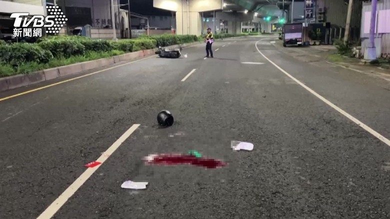 男騎士🏍️輾過水泥塊，自摔☠️☠️GG...⚰️⚰️有血🍉🍉 責任...沒人要承認。