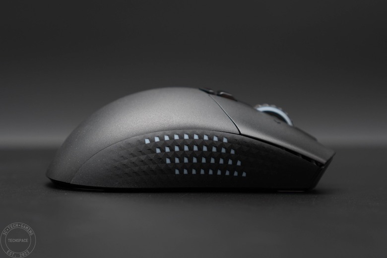 MSI VERSA PRO WIRELESS 無線電競滑鼠開箱評測 | 搭載 PixArt PAW-3395 光學感測器、三模輸出、具備 MOUSE DOCK PRO 磁性充電座