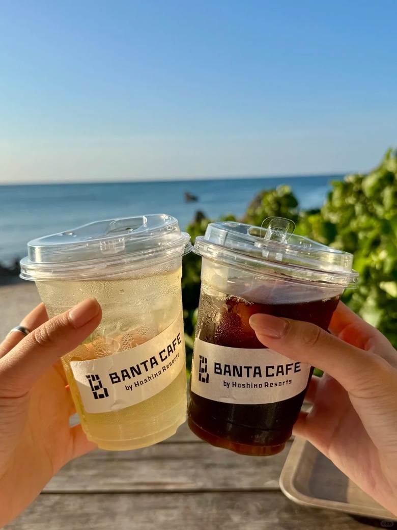 🌅 沖繩看海喝咖啡的日落場景
