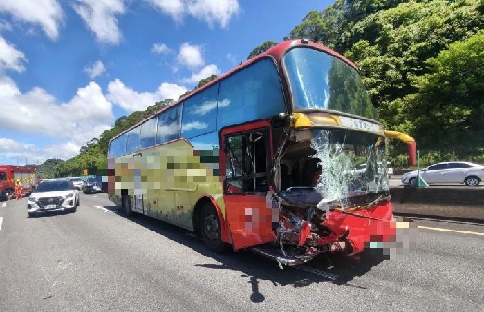 國三遊覽車無煞撞翻前車，連環車禍