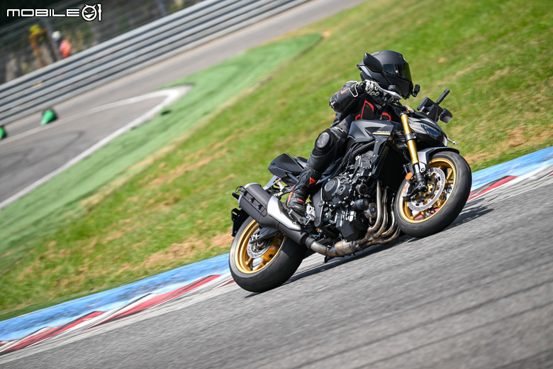 點我看大圖 Honda CB1000 Hornet SP賽道試駕|黑金配色低調奢華,Öhlins懸吊加持