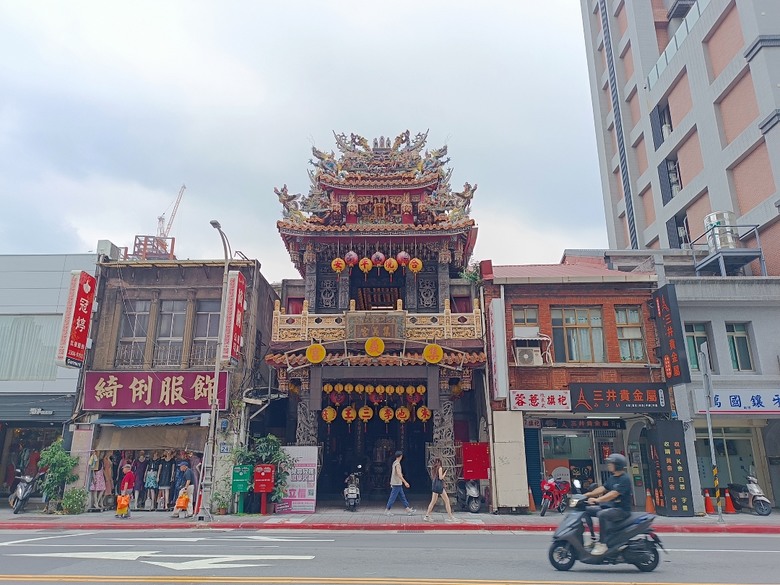 臺北製糖所文化園區、萬華林宅｜星巴克 艋舺門市、仁濟療養院、萬華故事館、青年公園游泳池、金義合行、艋舺集義宮、艋舺洪氏祖厝、萬華國中活動中心、雙園國小健康樓、五〇年代首批整建住宅 — 臺北市區小旅行之南艋舺半日散策