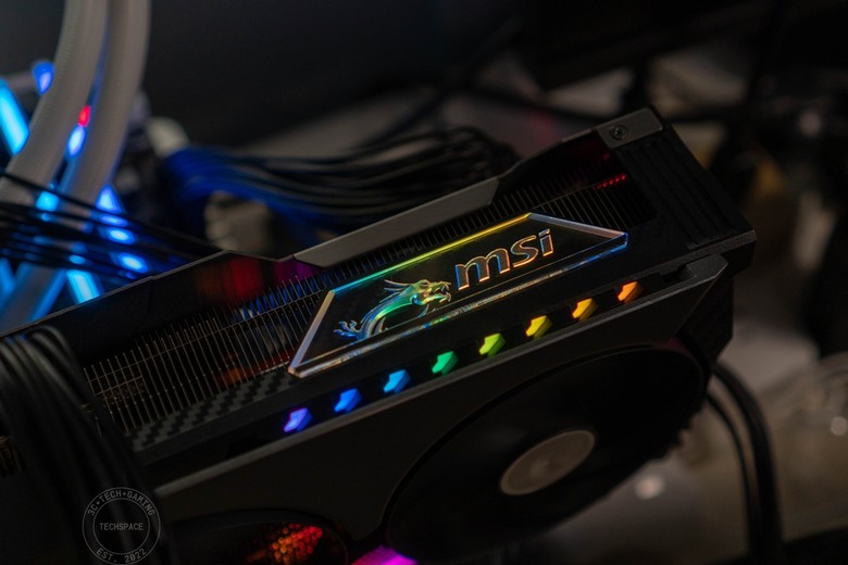 MSI GeForce RTX 5070 Ti 16G VANGUARD SOC 顯示卡開箱評測 | 太空船強大渦輪靈感設計、碳纖維裝飾未來感十足