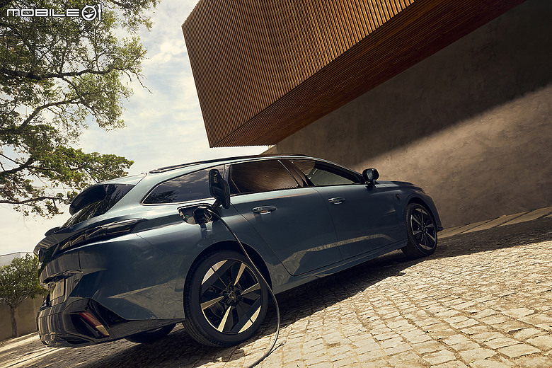 【海外新訊】Peugeot發表308、308 SW小改款,導入發光廠徽與分離式頭燈組、配備/動力同步升級!