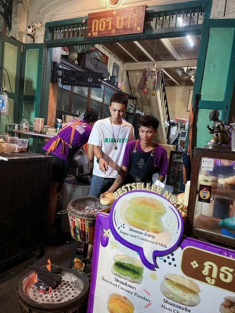 🇹🇭宵夜必吃!曼谷Phuthon Bar 傳統炭火烤麵包🥖