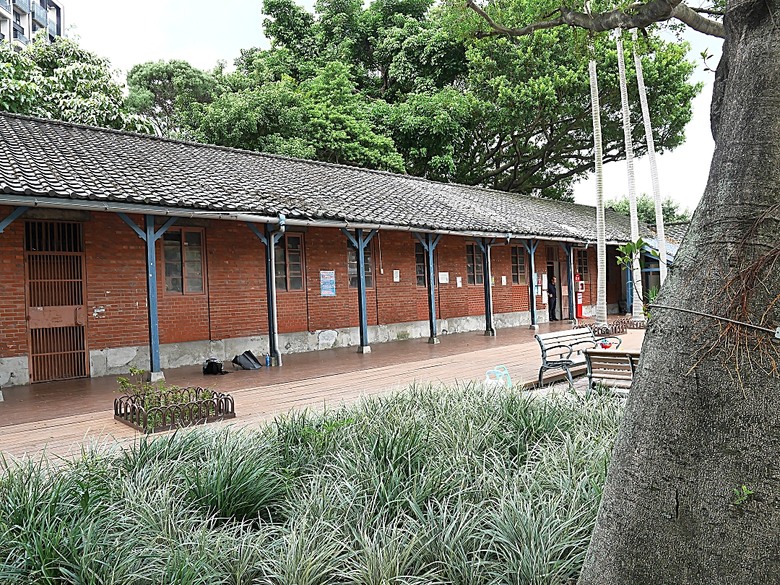 臺北製糖所文化園區、萬華林宅｜星巴克 艋舺門市、仁濟療養院、萬華故事館、青年公園游泳池、金義合行、艋舺集義宮、艋舺洪氏祖厝、萬華國中活動中心、雙園國小健康樓、五〇年代首批整建住宅 — 臺北市區小旅行之南艋舺半日散策