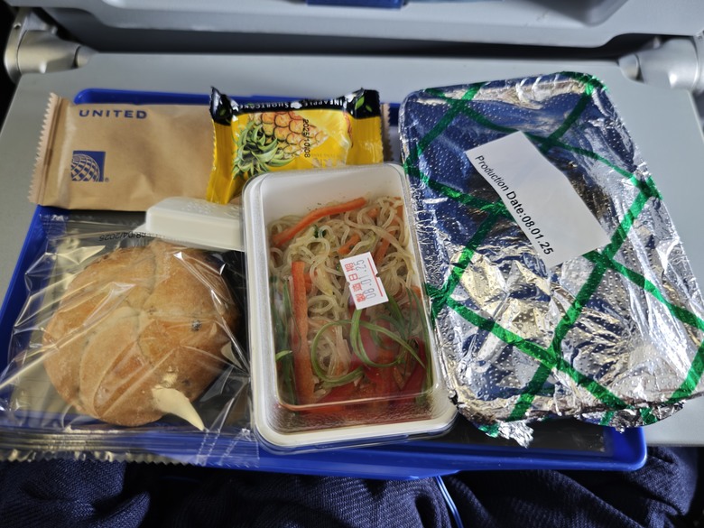 十年未見的五天四夜關島行 - Day1 G-CNMI 申請 / 聯合航空 & 寰宇貴賓室 / 關島租車介紹 / JP Superstore / 關島的TGI Fridays / 關島灣景酒店
