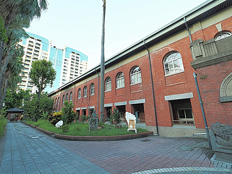 台北當代藝術館、日星鑄字行、日新國民小學紅樓、建成變電所 、陳德星堂、大稻埕圓環防空蓄水池、寧夏夜市、下奎府町郵便局、Bistro家樂利小酒館 — 臺北市區小旅行之舊建成區半日散策