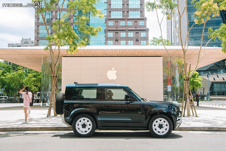 Defender 90 with County Pack 試駕｜帶點復古味，穿梭城市街景一樣對味！