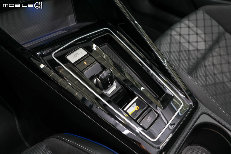 Volkswagen Golf 280 eTSI R-Line 試駕｜科技指數升級、仍為經典之作！