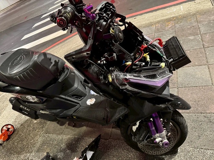 機車自撞新北大道橋墩，零件四散，騎士重傷