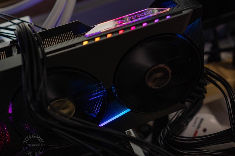 MSI GeForce RTX 5070 Ti 16G VANGUARD SOC 顯示卡開箱評測 | 太空船強大渦輪靈感設計、碳纖維裝飾未來感十足