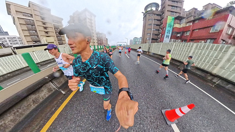 點我看大圖 (映像運動-EP.2世壯運21k路跑篇) 享受一場業餘運動愛好者最接近亞奧運世界規格的半馬,開心破2吧!feat. Garmin Descent MK3i