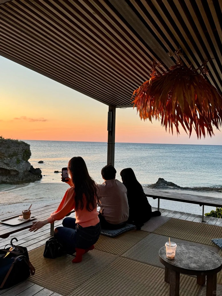 🌅 沖繩看海喝咖啡的日落場景