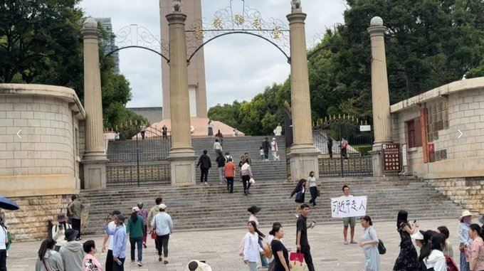 不怕被抓！中國雲南昆明男子舉白布條嗆「習近平走人」