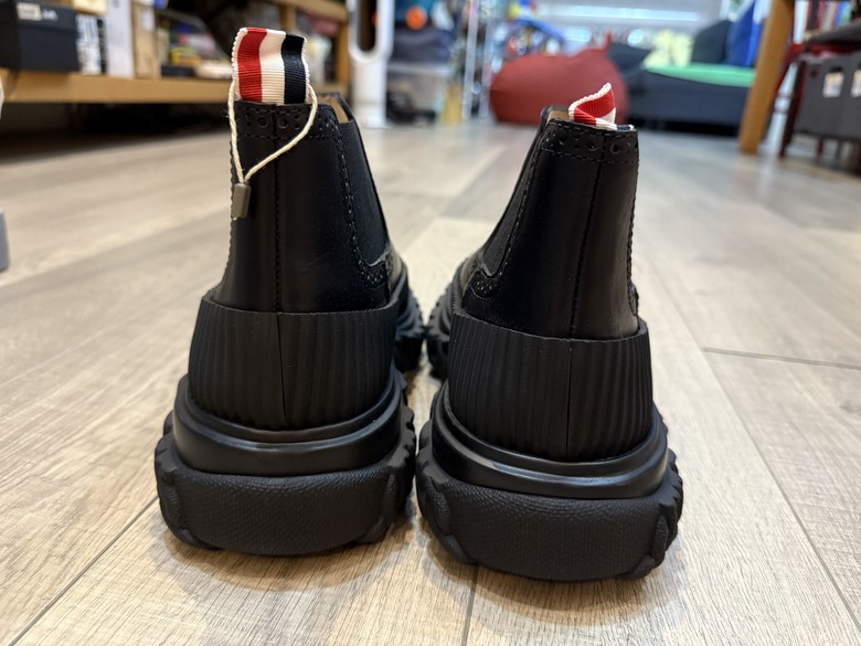 「開箱」Thom Browne 踝靴 & 四條槓毛衣 & VERSACE 帽子