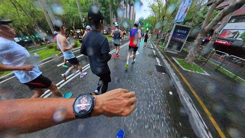 點我看大圖 (映像運動-EP.2世壯運21k路跑篇) 享受一場業餘運動愛好者最接近亞奧運世界規格的半馬,開心破2吧!feat. Garmin Descent MK3i