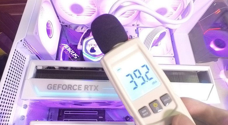 德亞啟動!7萬6技嘉5090白雕,跑分溫度風扇噪音簡易開箱!