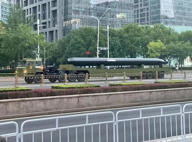 中国的阅兵彩排，全是新武器，所有人都成了军盲