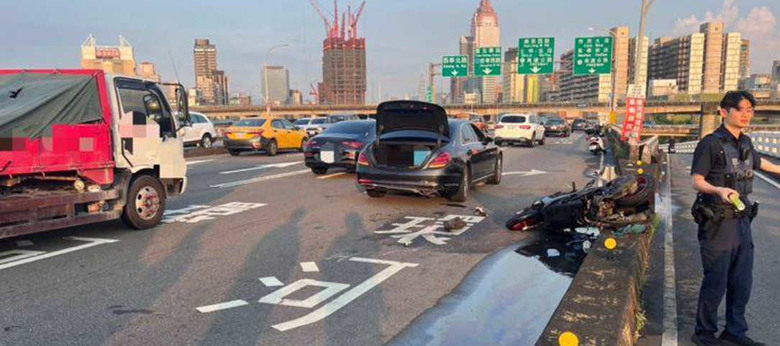 台北忠孝橋嚴重車禍💢 💢☠️☠️！2x歲騎士🏍️🏍️暫無呼吸心跳