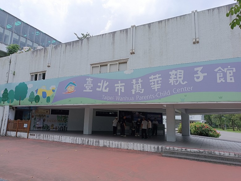 臺北製糖所文化園區、萬華林宅｜星巴克 艋舺門市、仁濟療養院、萬華故事館、青年公園游泳池、金義合行、艋舺集義宮、艋舺洪氏祖厝、萬華國中活動中心、雙園國小健康樓、五〇年代首批整建住宅 — 臺北市區小旅行之南艋舺半日散策