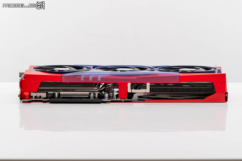 微星 GeForce RTX 5070 Ti 16G MLG Edition 魔龍姬版本顯示卡開箱 以獨特艷紅設計賦予火熱性能