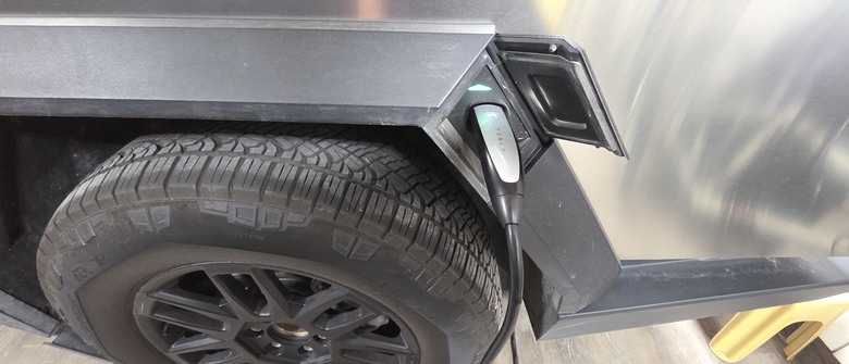 【開箱】2025 Tesla Cybertruck Cyberbeast Edition