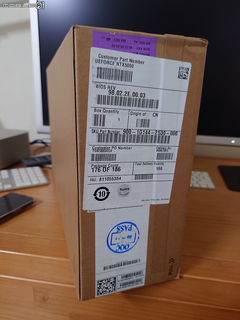 點我看大圖 買了張 仁勳醬 代言的 RTX 5090 顯示卡