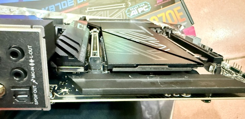 超值AMD 9950X配MSI X870E CARBON +PA602木質金屬版 機殼