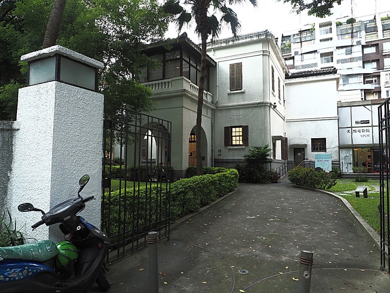 心中山線形公園、誠品書店 R79、玫瑰古蹟—蔡瑞月舞蹈研究社、光點台北(台北之家)、中山藏藝所,附掛OKAY韓國烤肉 — 臺北市區小旅行之選物小攤、咖啡香與日系文青風生活圈