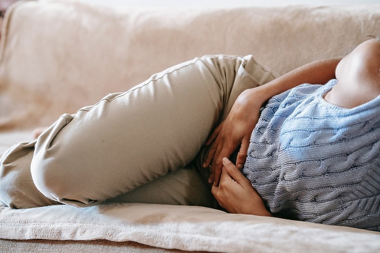 經常胃痛可能有「膽結石」?! 醫師教您用疼痛位置、頻率區分