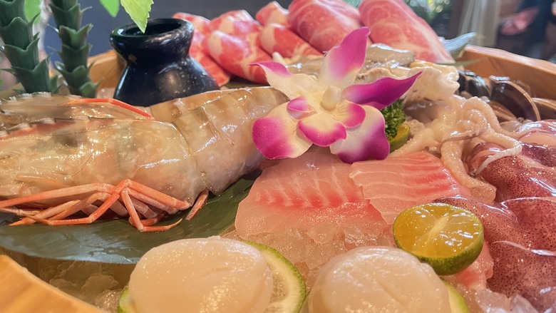【食記】【台中火鍋|泰滾泰式火鍋 崇德店二訪】壽星送蝦超划算|夢幻奢華鍋+鍋烤節活動一次體驗 2025/08【阿洪開箱中】