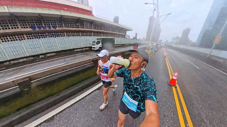 點我看大圖 (映像運動-EP.2世壯運21k路跑篇) 享受一場業餘運動愛好者最接近亞奧運世界規格的半馬,開心破2吧!feat. Garmin Descent MK3i