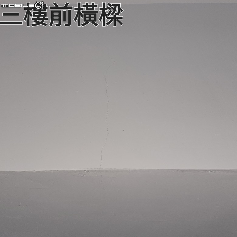 請問房子這種裂縫需要注意嗎？(在橫樑跟角落)