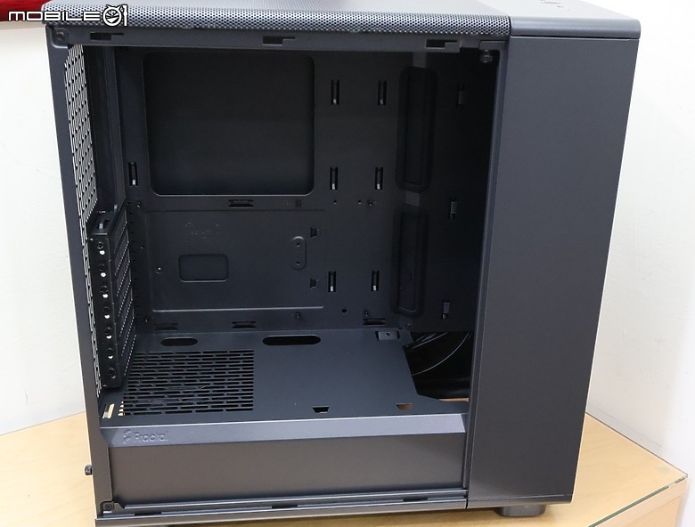 點我看大圖 North 的簡約平價版 Fractal Design Epoch 開箱