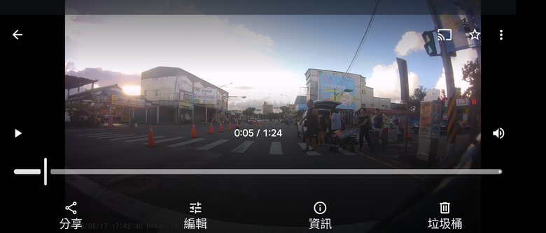 像這種停在有紅綠燈的路口讓乘客上車，可以用什麼名目檢舉？