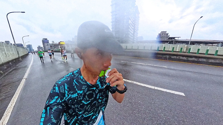 點我看大圖 (映像運動-EP.2世壯運21k路跑篇) 享受一場業餘運動愛好者最接近亞奧運世界規格的半馬,開心破2吧!feat. Garmin Descent MK3i