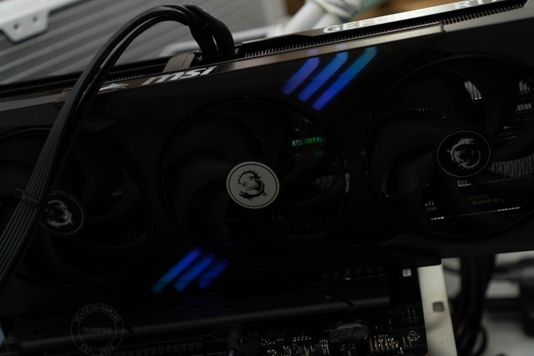 MSI GeForce RTX 5070 12G GAMING TRIO OC 開箱評測 | 霸氣流線龍魂傳承、4K 門檻輕鬆跨過