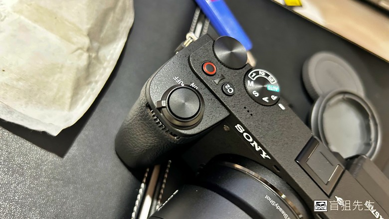 【盲狙先生傳100】SONY a6700M 被小惡魔推坑篇 | SEL18135 KIT鏡+SEL16F2.8,街拍、旅遊一次到位的入門機首選