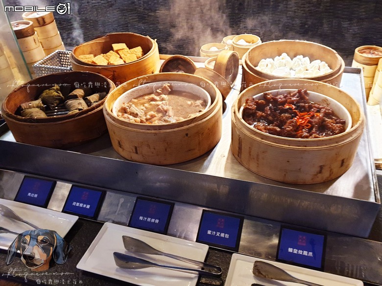 點我看大圖 桃園藝文特區港點吃到飽「村民食堂廚窗港點」不用700元爽吃80道|癡吃霞與凌犬崔西