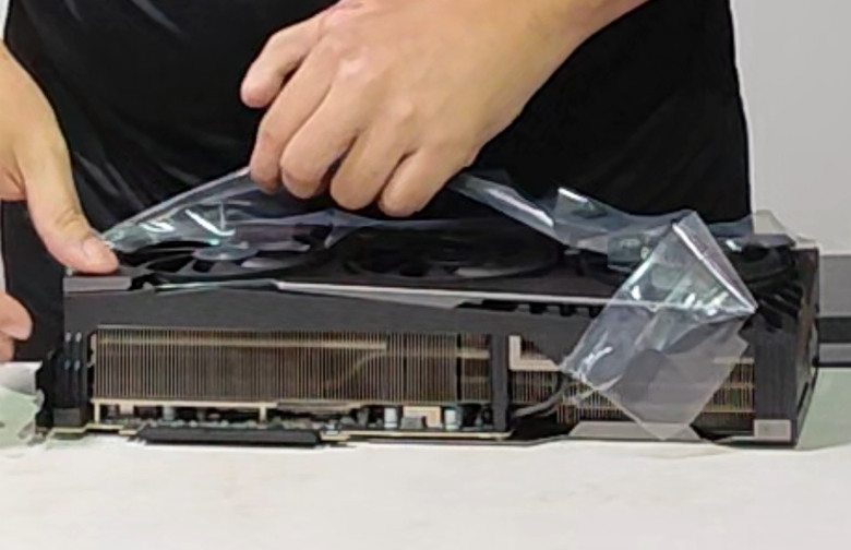 每次英亞啟動就少一位肥羊被宰！7萬2甜甜價 微星龍神 MSI 5090 VANGUARD SOC開箱，靜音風扇與極致效能。