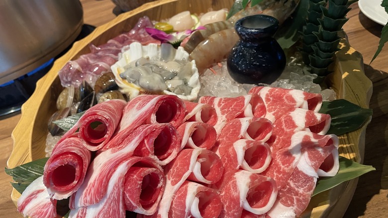 【食記】【台中火鍋|泰滾泰式火鍋 崇德店二訪】壽星送蝦超划算|夢幻奢華鍋+鍋烤節活動一次體驗 2025/08【阿洪開箱中】