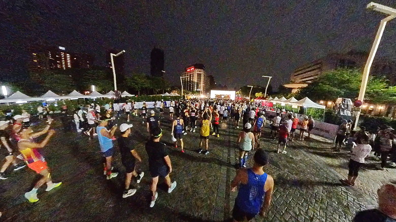 點我看大圖 (映像運動-EP.2世壯運21k路跑篇) 享受一場業餘運動愛好者最接近亞奧運世界規格的半馬,開心破2吧!feat. Garmin Descent MK3i