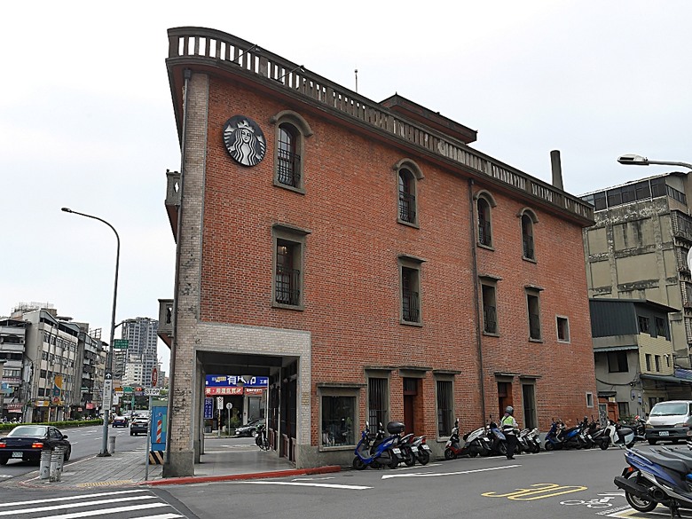 臺北製糖所文化園區、萬華林宅｜星巴克 艋舺門市、仁濟療養院、萬華故事館、青年公園游泳池、金義合行、艋舺集義宮、艋舺洪氏祖厝、萬華國中活動中心、雙園國小健康樓、五〇年代首批整建住宅 — 臺北市區小旅行之南艋舺半日散策